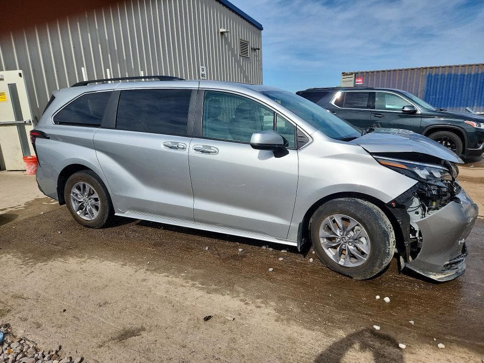 2024 TOYOTA SIENNA XLE 7-PASSENGER 4