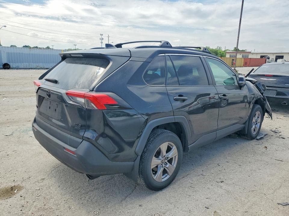 2022 TOYOTA RAV4 XLE 3