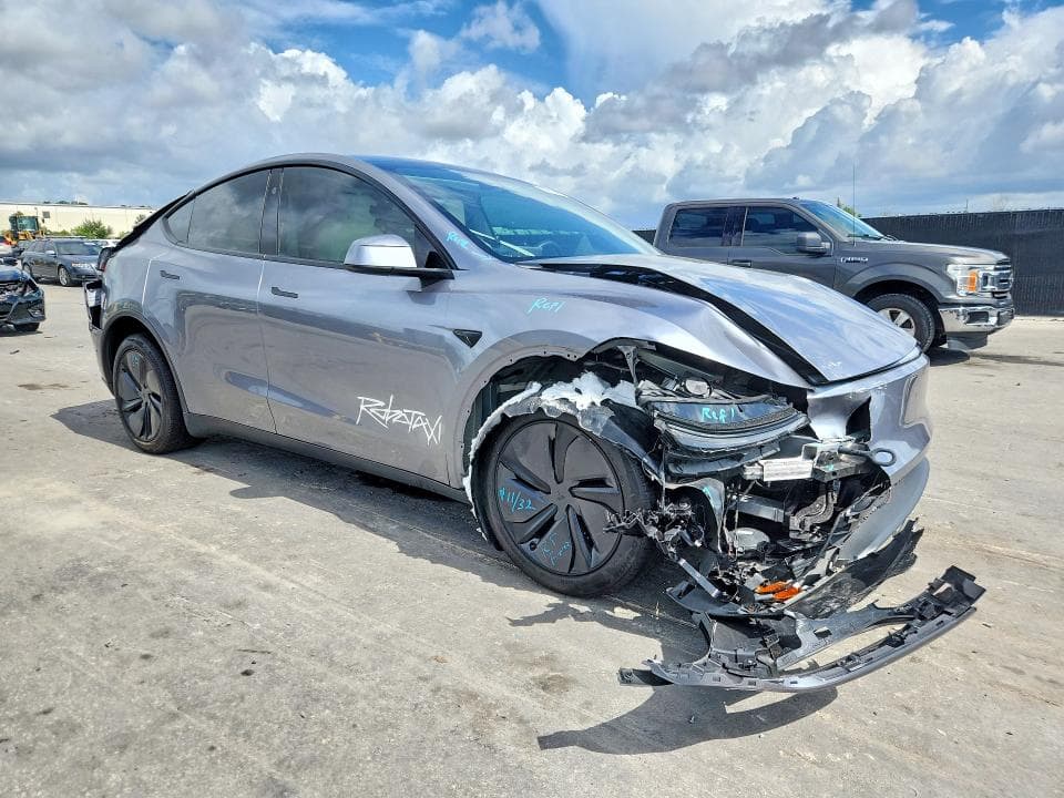 2026 TESLA MODEL Y 4