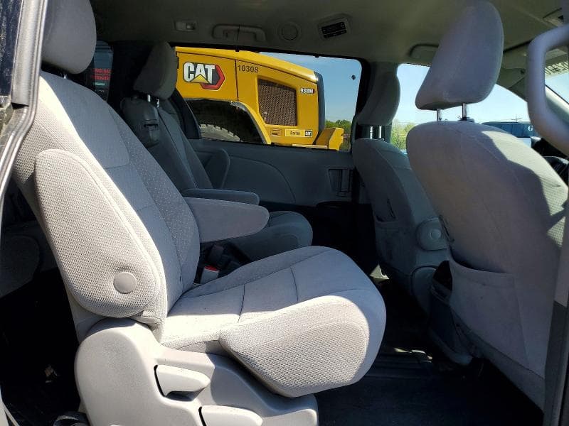 2019 TOYOTA SIENNA LE LE 11