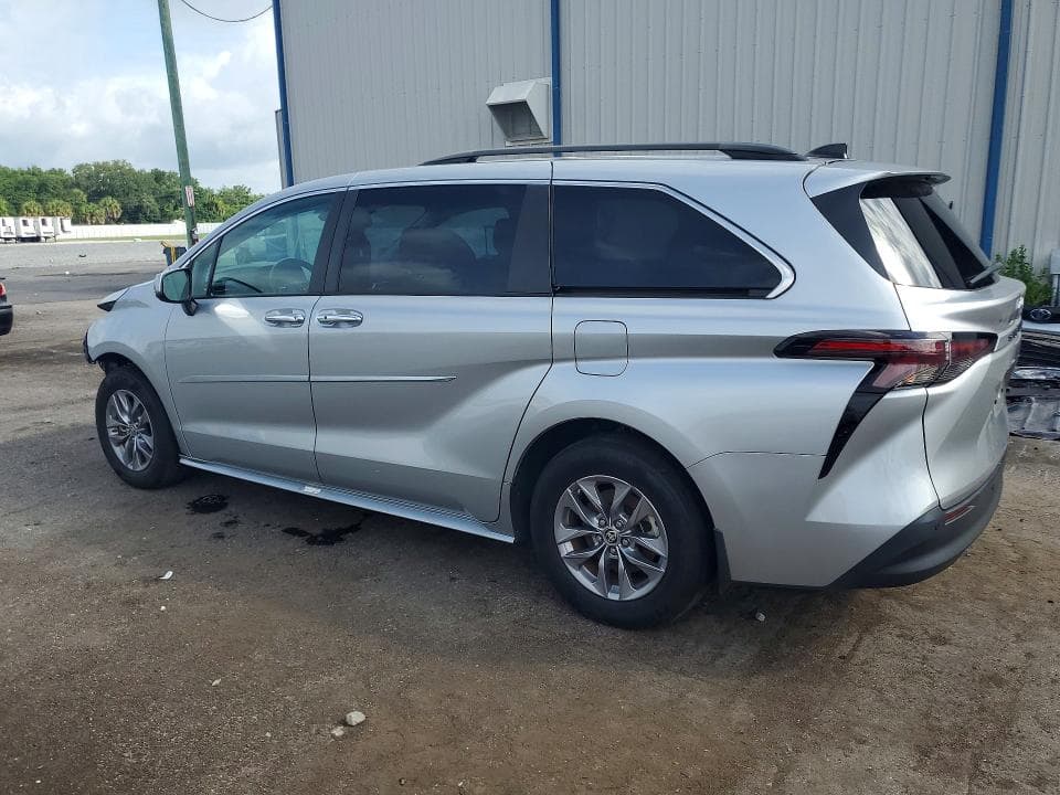 2024 TOYOTA SIENNA XLE 2