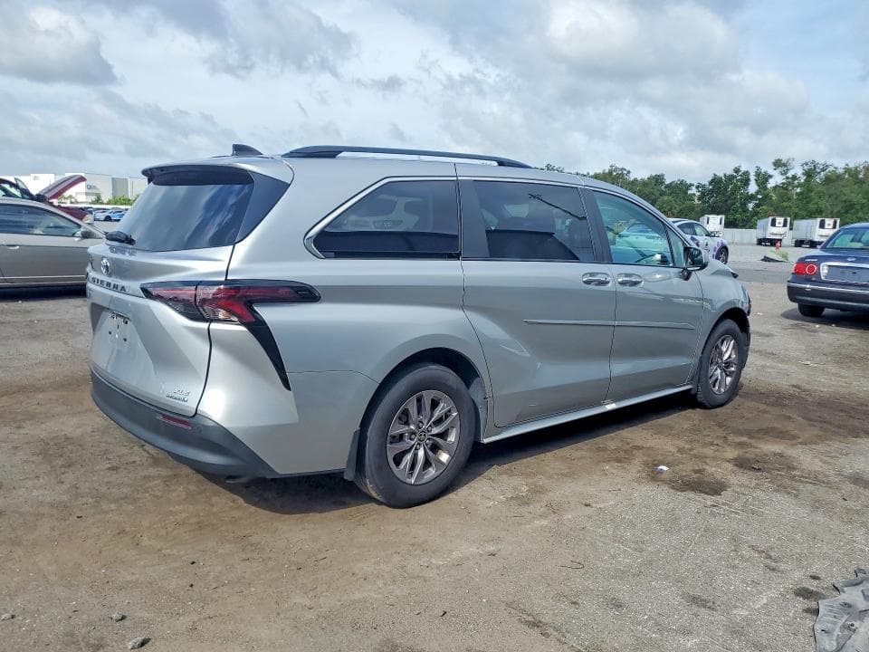 2024 TOYOTA SIENNA XLE 3