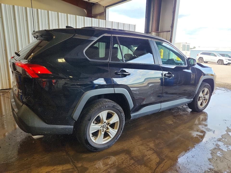 2020 TOYOTA RAV4 XLE 3
