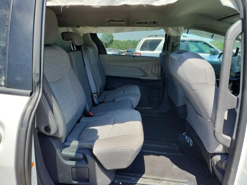2021 TOYOTA SIENNA LE 11