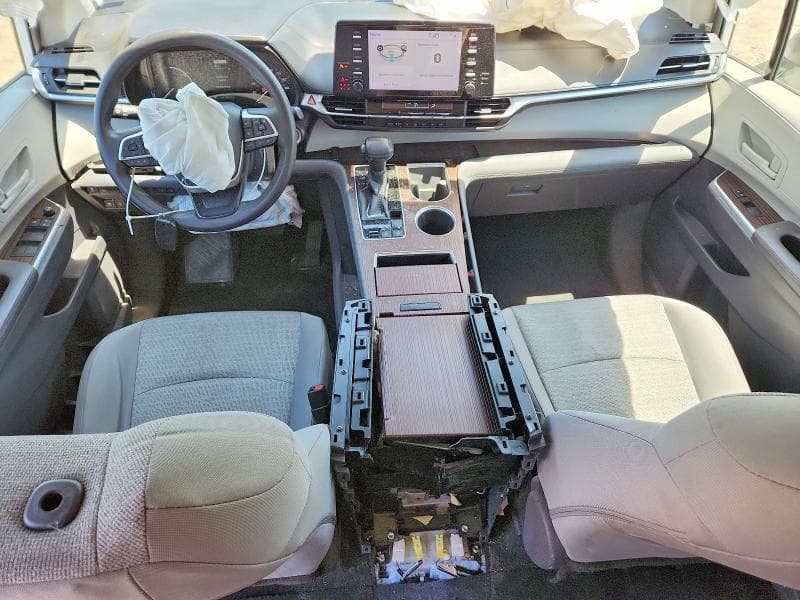 2021 TOYOTA SIENNA LE 8