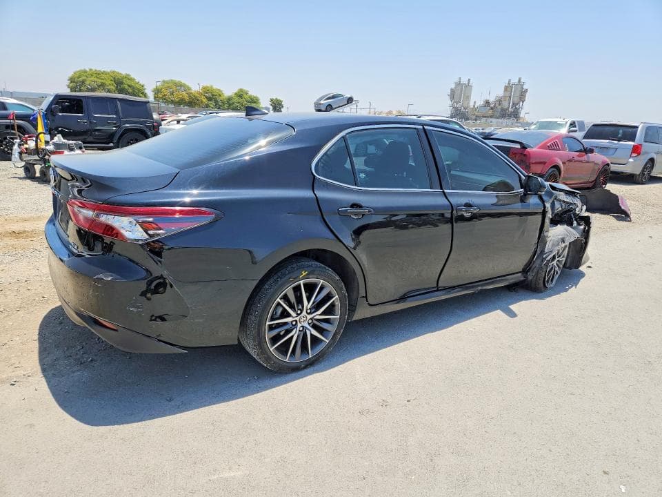 2023 TOYOTA CAMRY XLE 3