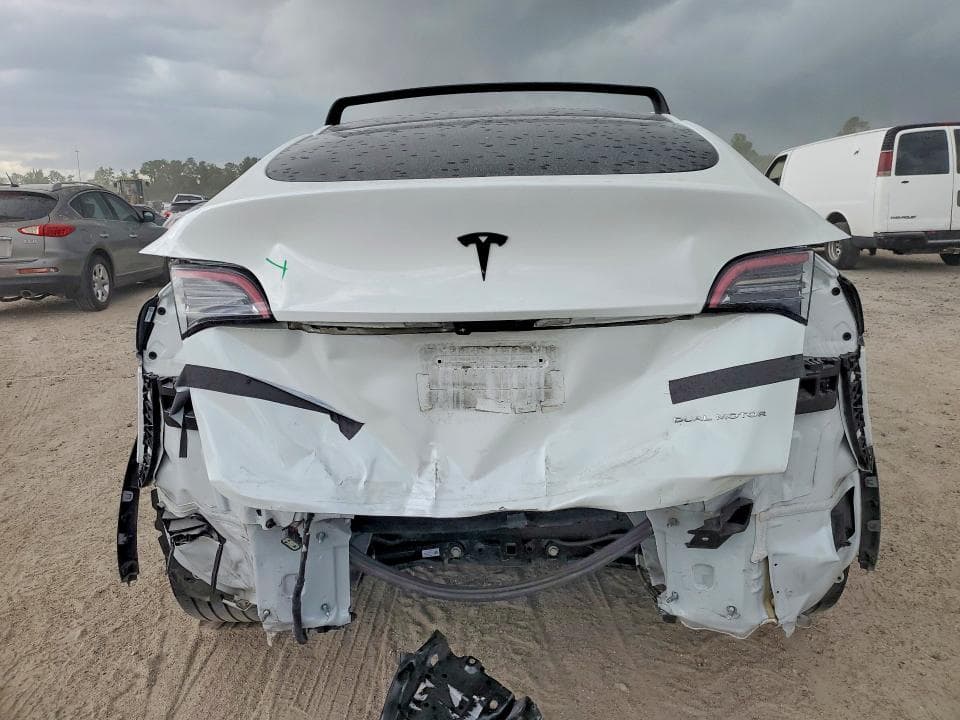 2024 TESLA MODEL Y 6