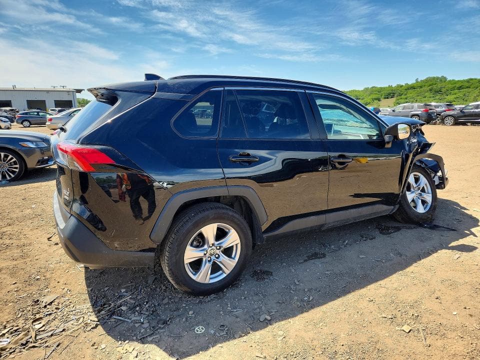 2023 TOYOTA RAV4 XLE 3