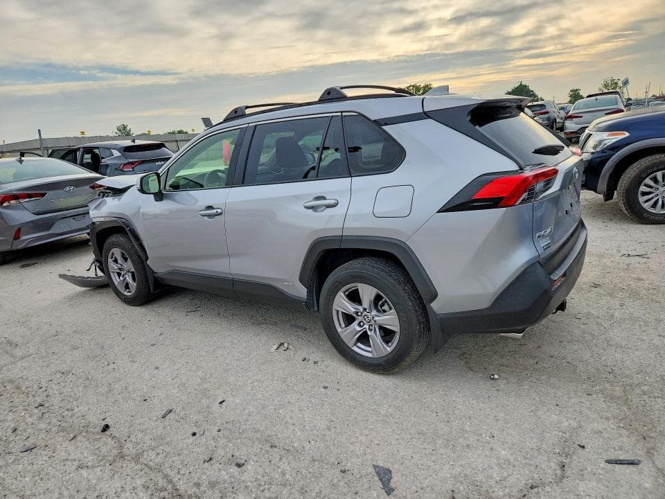2022 TOYOTA RAV4 XLE 2