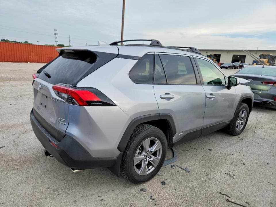 2022 TOYOTA RAV4 XLE 3