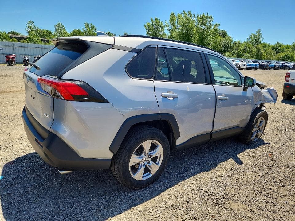 2023 TOYOTA RAV4 XLE 3