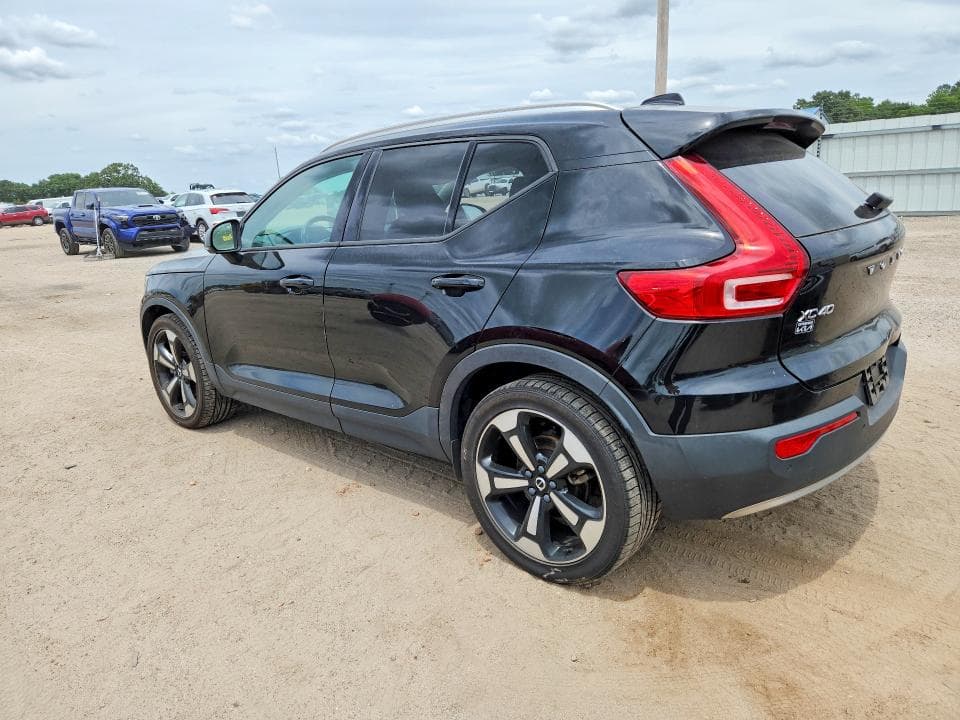 2021 VOLVO XC40 T5 MOMENTUM 2