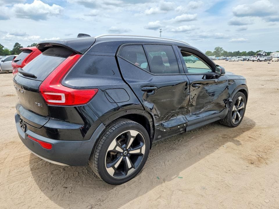 2021 VOLVO XC40 T5 MOMENTUM 3