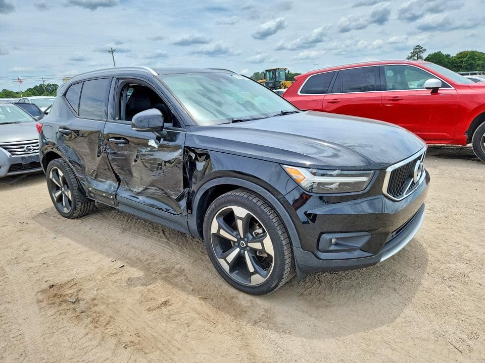 2021 VOLVO XC40 T5 MOMENTUM 4
