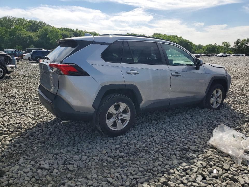 2021 TOYOTA RAV4 XLE 3
