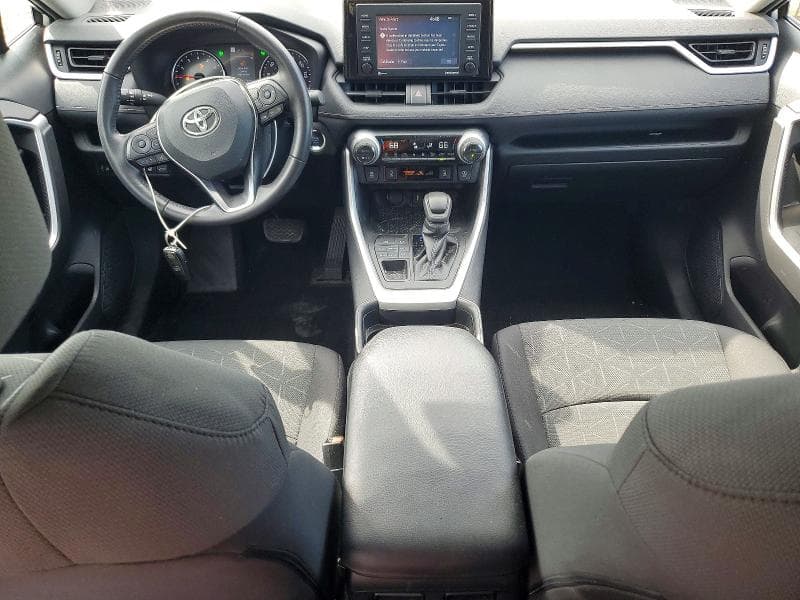 2021 TOYOTA RAV4 XLE 8