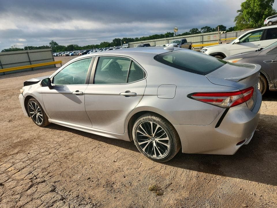2019 TOYOTA CAMRY SE 2