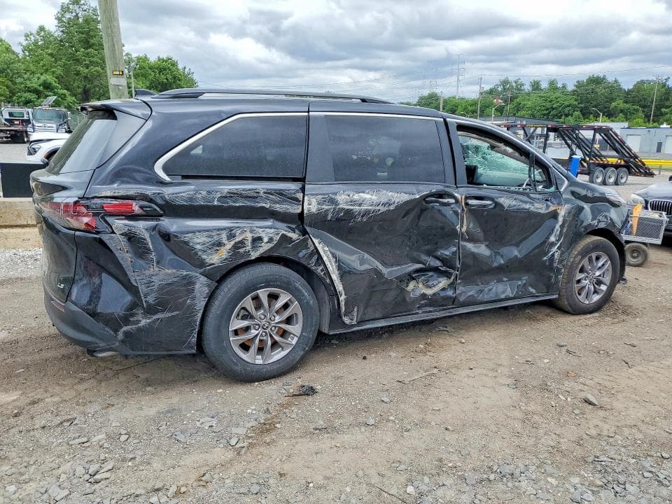 2025 TOYOTA SIENNA 3