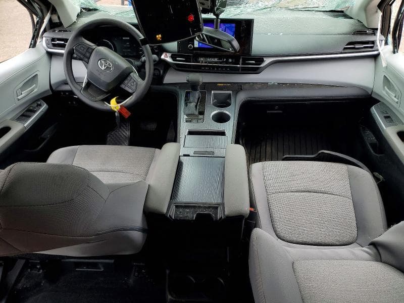 2025 TOYOTA SIENNA 8