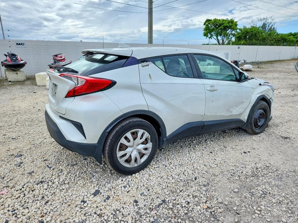 2021 TOYOTA C-HR LE 3