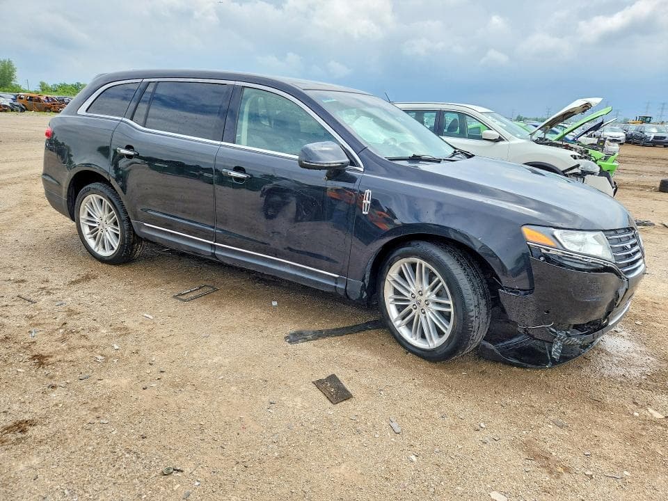 2019 LINCOLN MKT 4