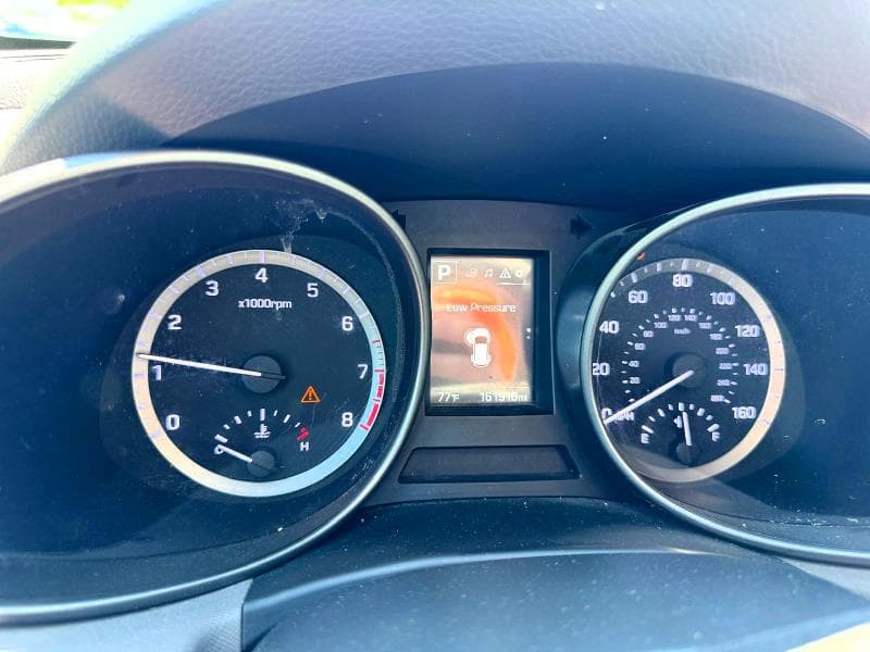 2017 HYUNDAI SANTA FE SE 12