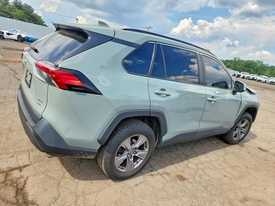 2022 TOYOTA RAV4 XLE 3