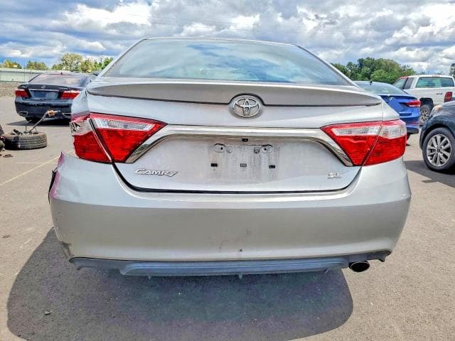 2017 TOYOTA CAMRY SE 6