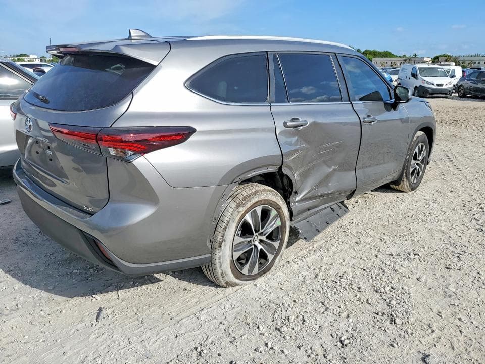 2025 TOYOTA HIGHLANDER XLE 3
