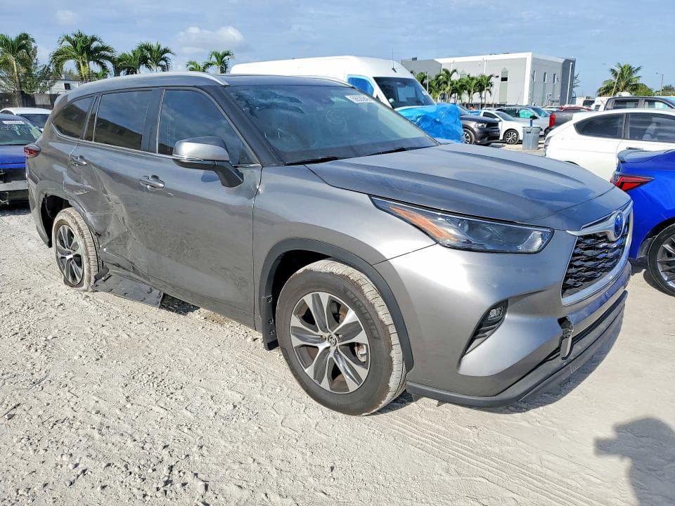 2025 TOYOTA HIGHLANDER XLE 4