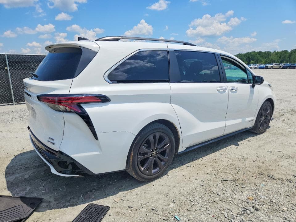 2021 TOYOTA SIENNA XSE 3