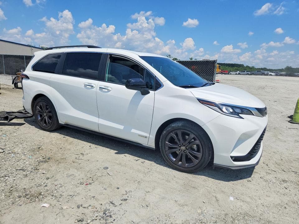 2021 TOYOTA SIENNA XSE 4
