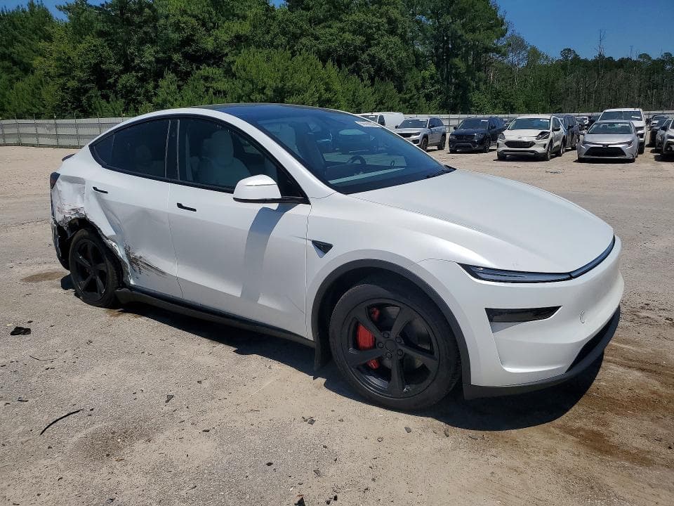 2026 TESLA MODEL Y 4
