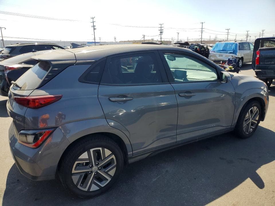 2023 HYUNDAI KONA SE 3