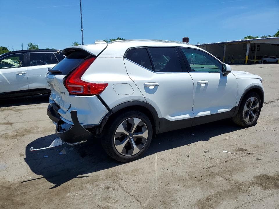 2023 VOLVO XC40 PLUS 3