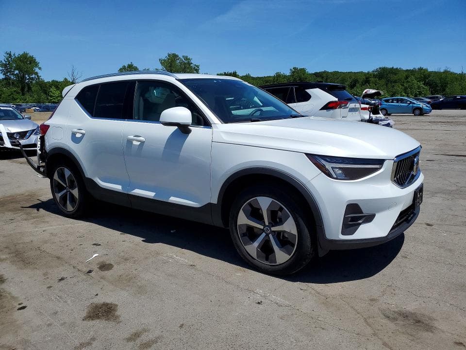 2023 VOLVO XC40 PLUS 4