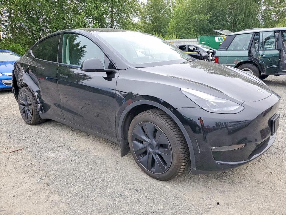 2025 TESLA MODEL Y 4