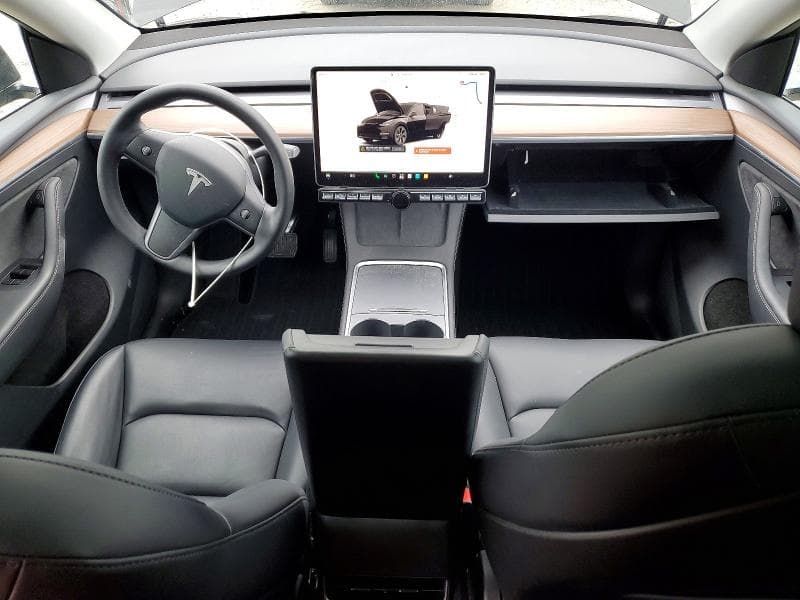 2025 TESLA MODEL Y 8