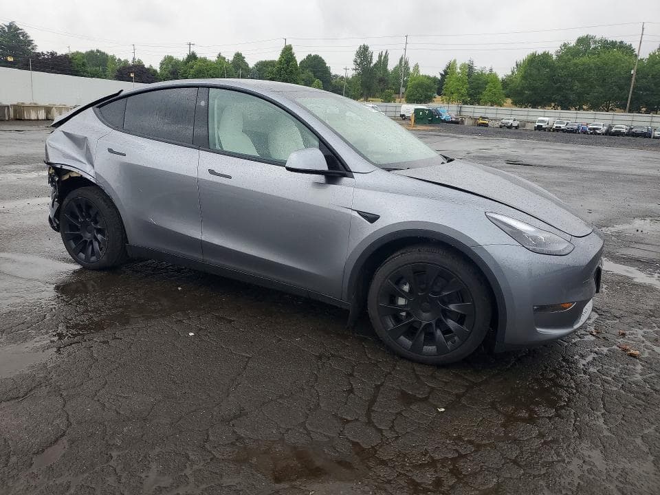 2025 TESLA MODEL Y 4