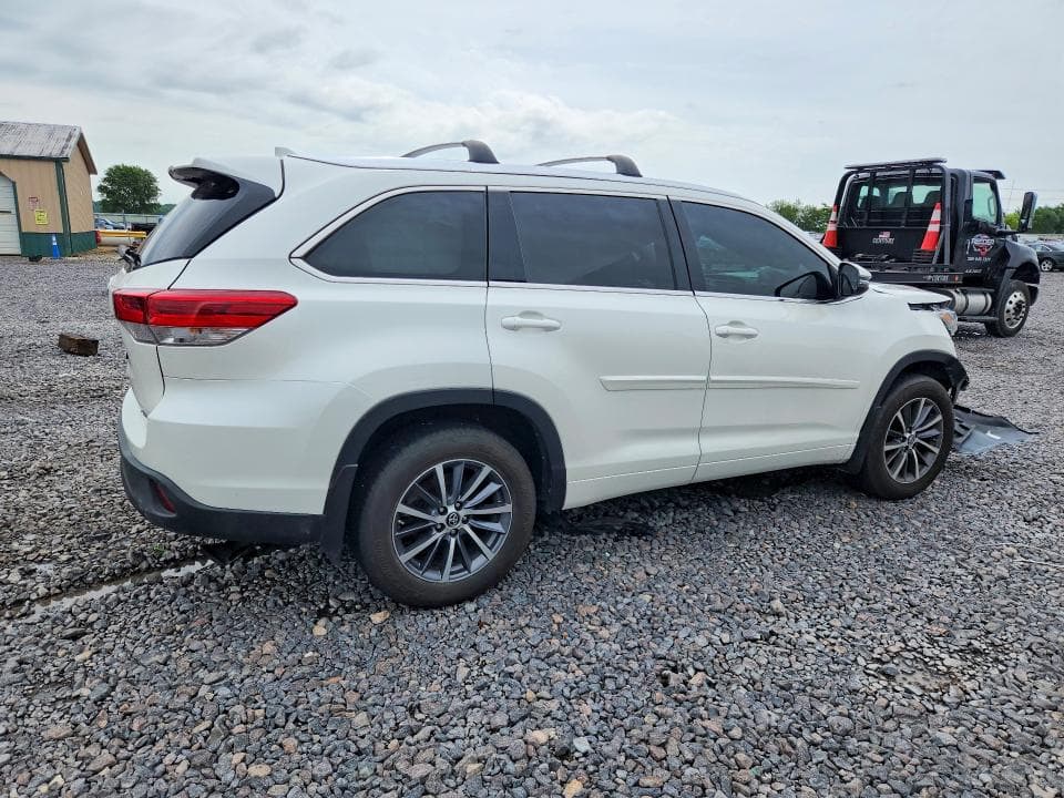 2018 TOYOTA HIGHLANDER XLE 3