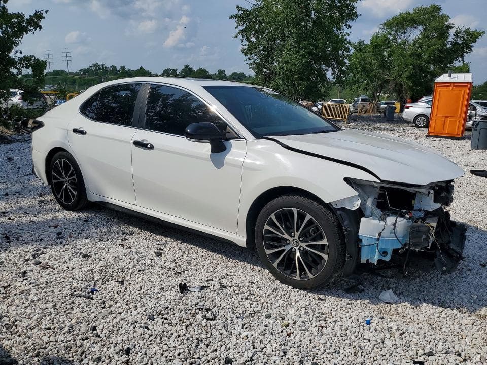 2020 TOYOTA CAMRY SE 4