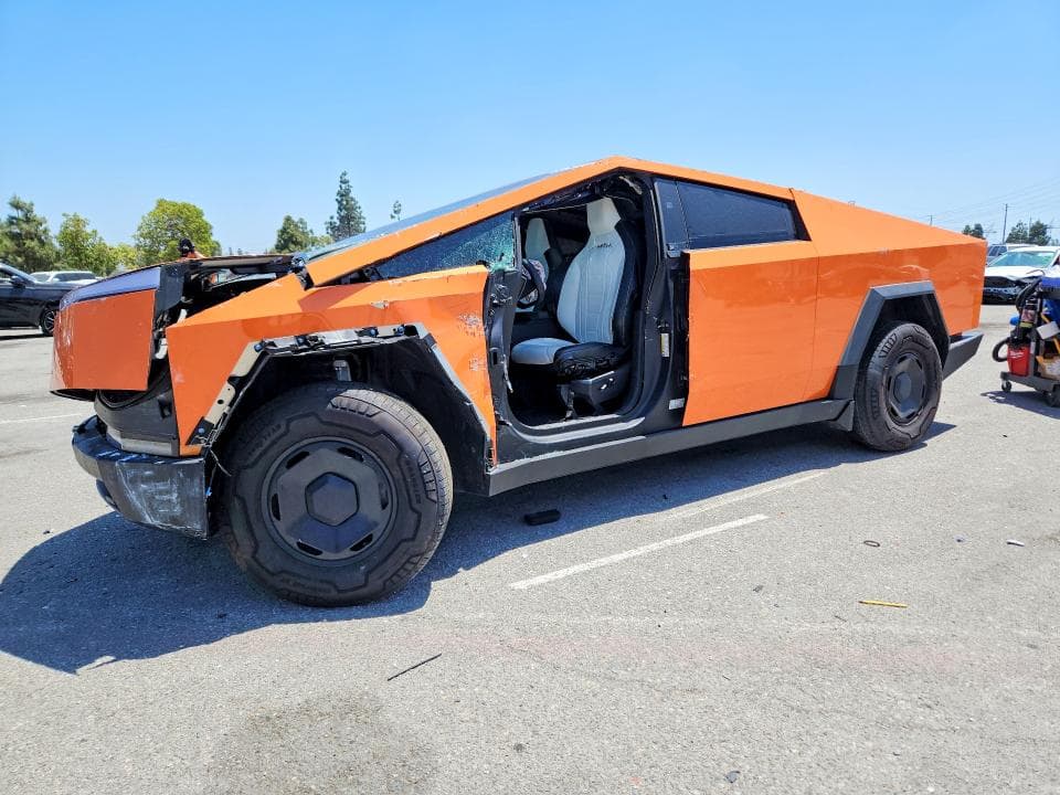 2025 TESLA CYBERTRUCK - 1