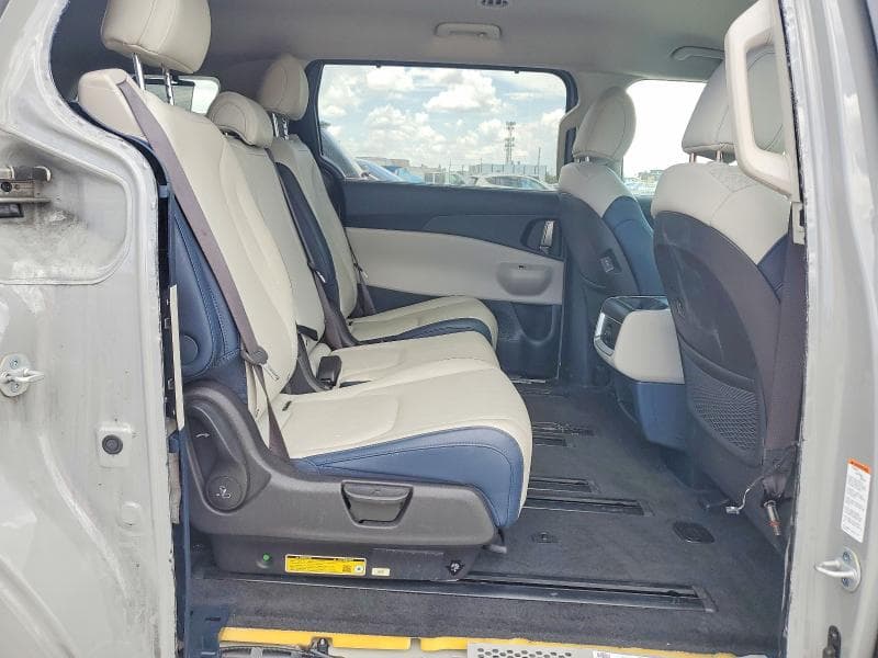 2025 KIA CARNIVAL EX 11