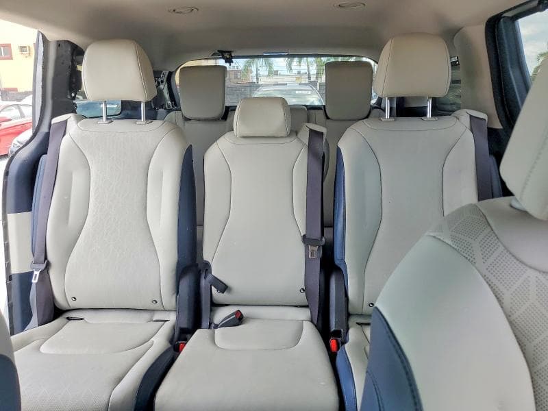 2025 KIA CARNIVAL EX 10