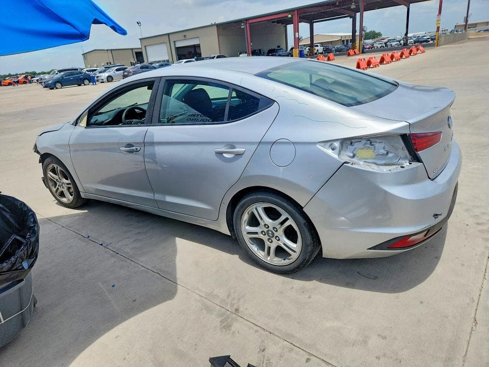 2019 HYUNDAI ELANTRA SE 2