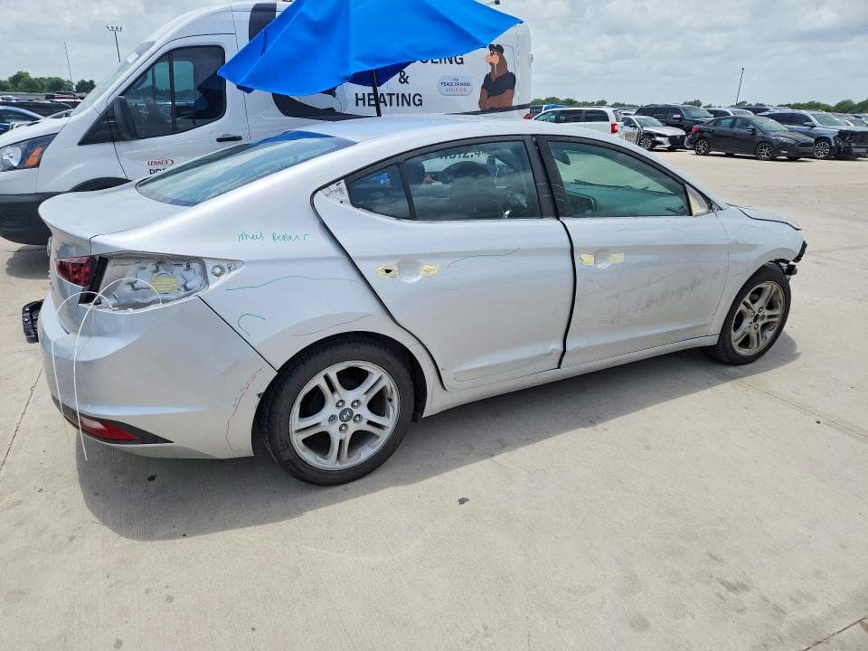 2019 HYUNDAI ELANTRA SE 3