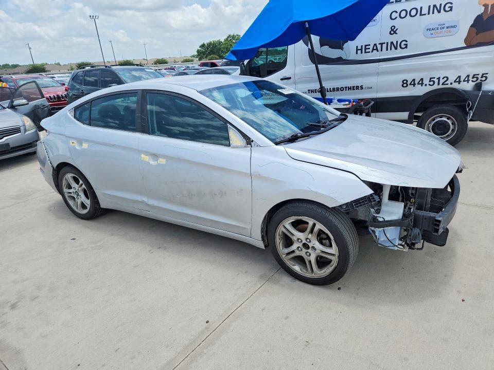 2019 HYUNDAI ELANTRA SE 4