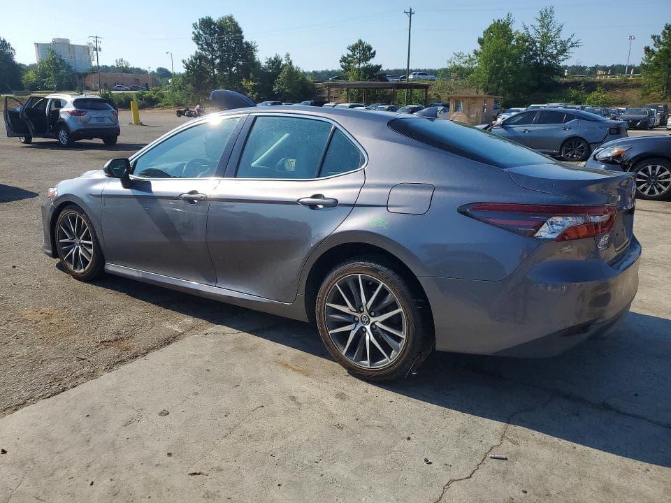 2022 TOYOTA CAMRY XLE 2