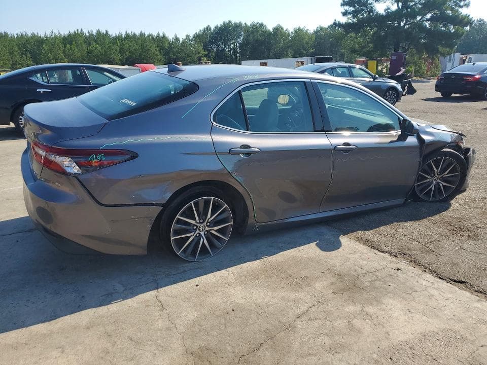 2022 TOYOTA CAMRY XLE 3