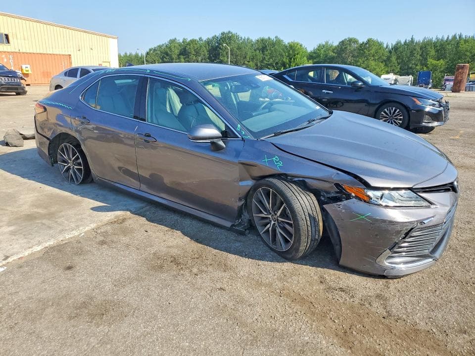 2022 TOYOTA CAMRY XLE 4